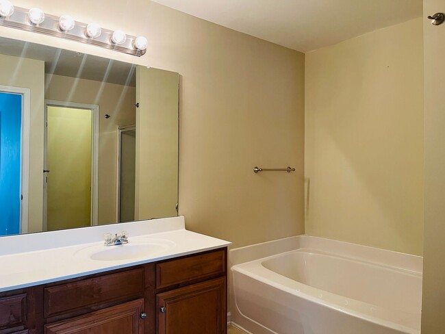Building Photo - HOA community, swim/tennis, 2 bed, 2bath, ...