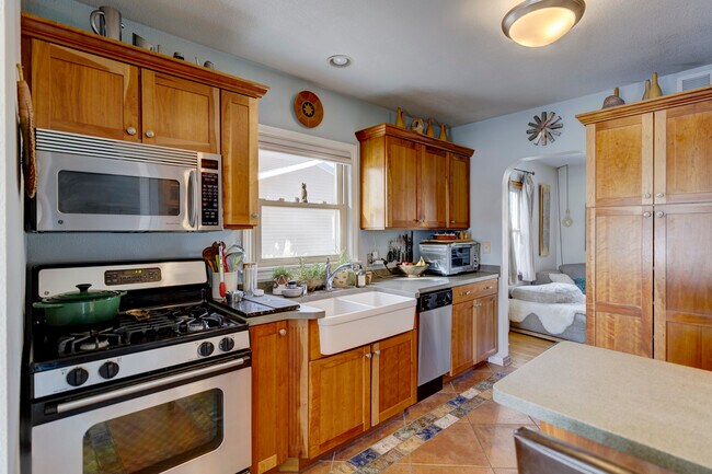 Building Photo - 3621 Dennett Dr