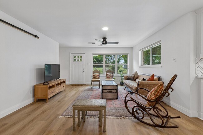 Building Photo - Stylish, Comfortable Colleyville Home with an Open, Airy Layout - Corporate Lease Friendly