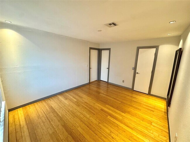 Building Photo - 4400 Hemingway Dr