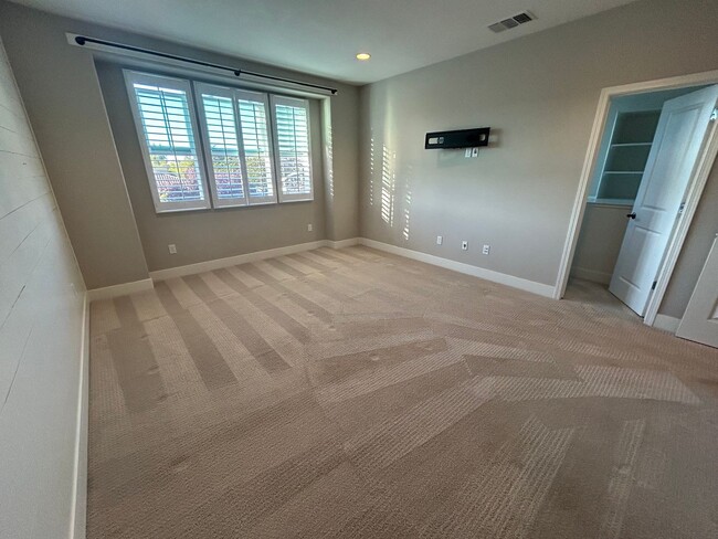Building Photo - Brighton Oaks Beauty Just Steps from Downt...