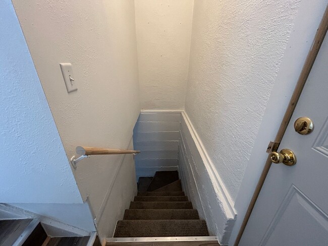 Building Photo - 3 Bedroom 1 Bath Beautiful House with Fenced Yard & Garage