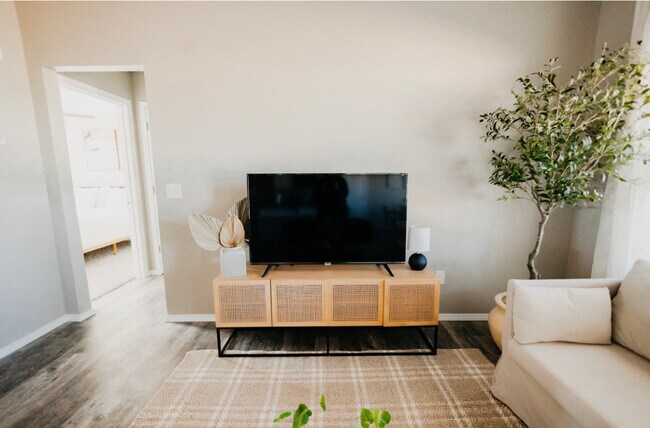 Building Photo - 593 E Melton Rd