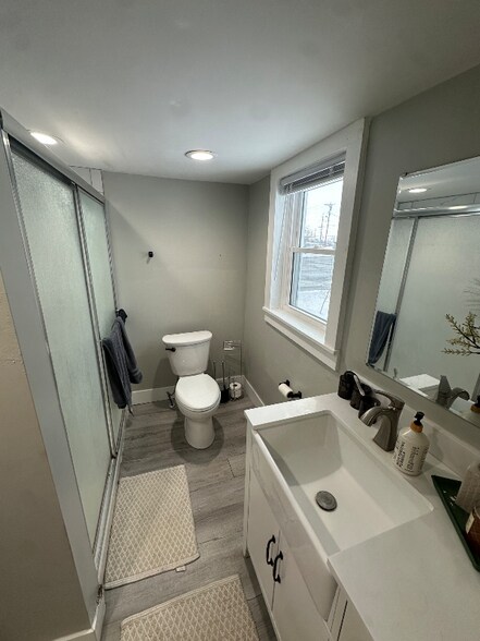 Building Photo - 150 E North St