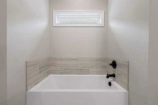 Building Photo - 821 Poplar Log Dr