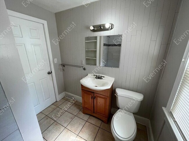 Building Photo - 18474 Glenmore St