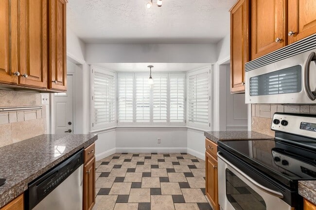 Building Photo - Great Family Home in Excellent Location!