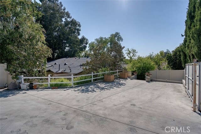 Building Photo - 2234 E Hillcrest Dr
