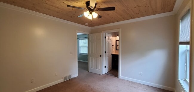 Building Photo - Spacious 5 Bedroom Executive Level Home