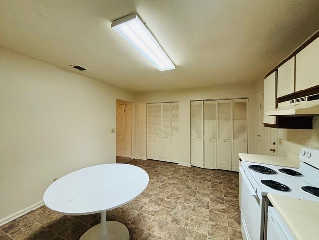 Building Photo - 208 Pheasant Run Dr