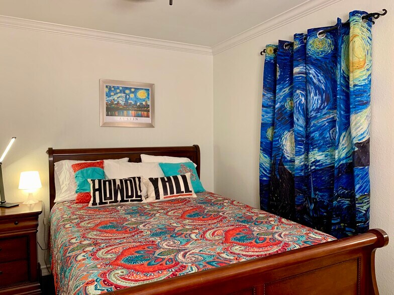 One bedroom x one bathroom condo. Corner unit. Central. Near downtown and Mueller. - 407 E 45th St #116