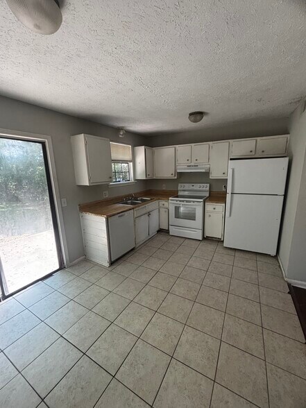 Primary Photo - 286 Plus Park Blvd