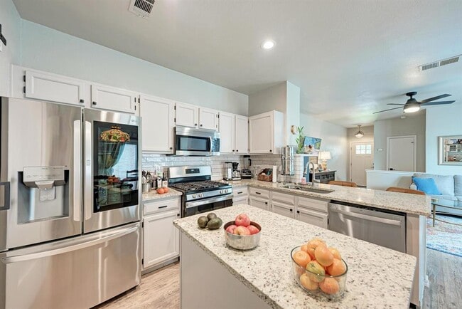 Building Photo - 922 Thackeray Ln