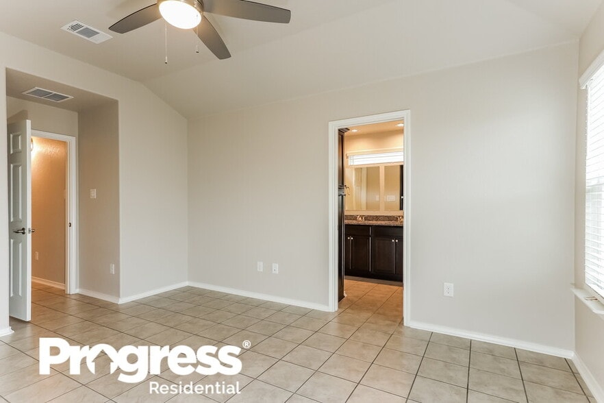 Building Photo - 119 Katy Post