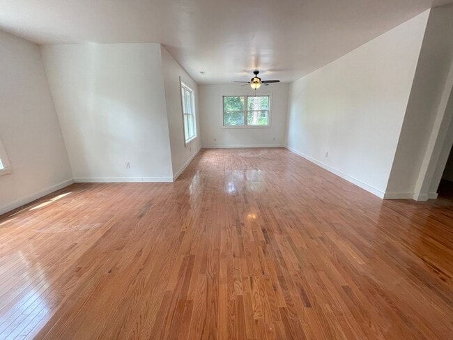 Building Photo - Big and Beautiful House with attached 1br ...