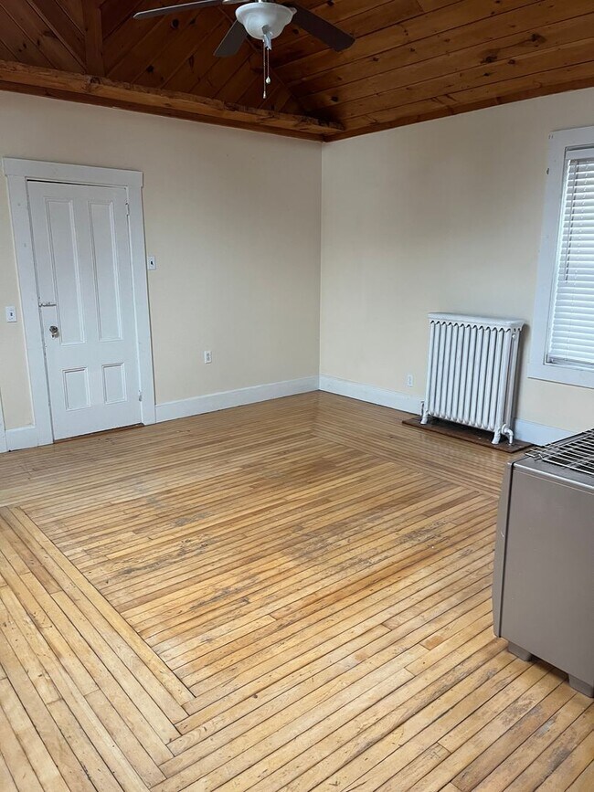 Building Photo - Sunny 2 Br / 1 BA Apartment in quiet area of Middleboro