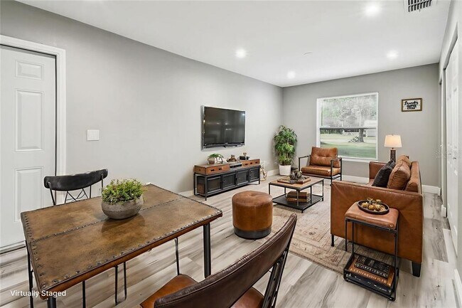 Building Photo - 6005 Lakeside Dr