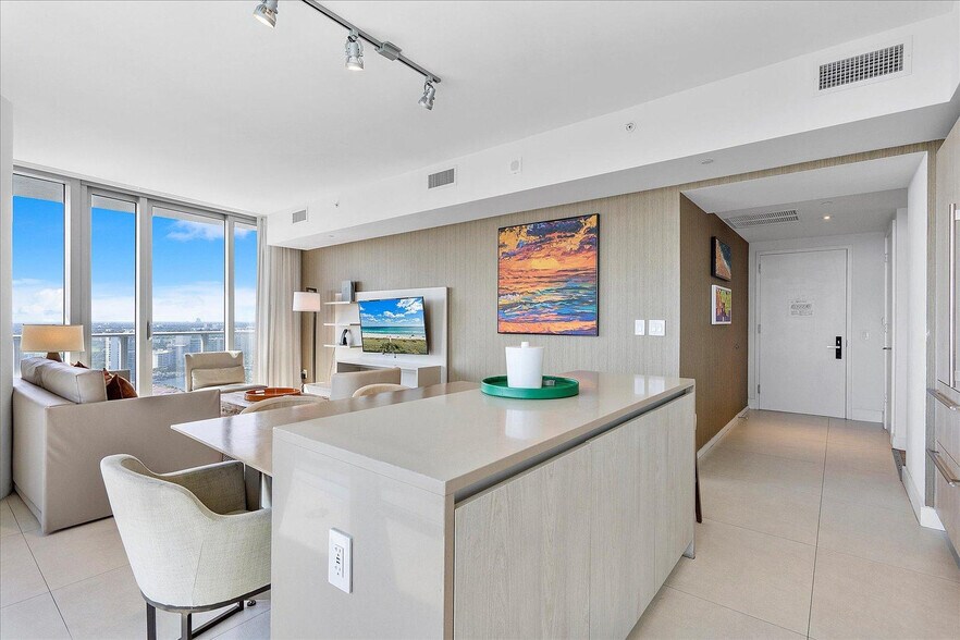 Building Photo - 4011 S Ocean Dr