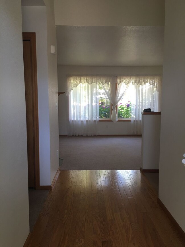 Building Photo - Fantastic Home In SW Corvallis with Landsc...