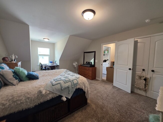 Building Photo - Spacious & Stylish Living Near Camp Lejeune with Expansive Fenced Backyard
