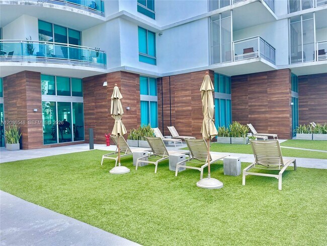 Building Photo - 350 S Miami Ave