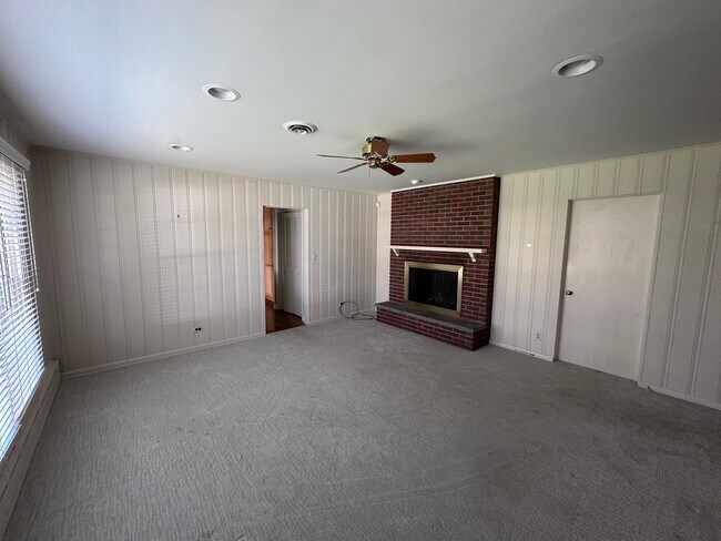 Building Photo - 2300 Landwehr Rd