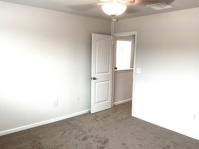 Building Photo - 3160 Emberly Dr