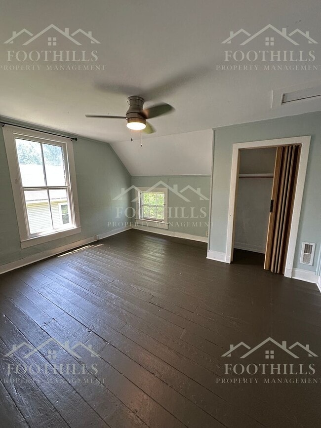 Building Photo - Charming 4-Bedroom Single Family House Nea...