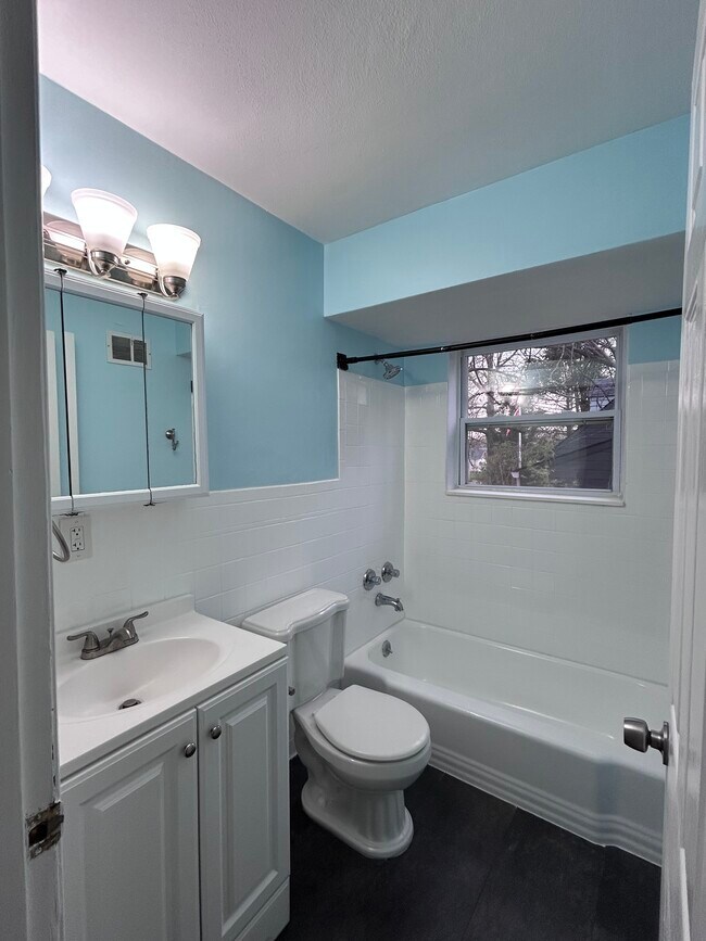 Building Photo - 1419 Drayton Ave