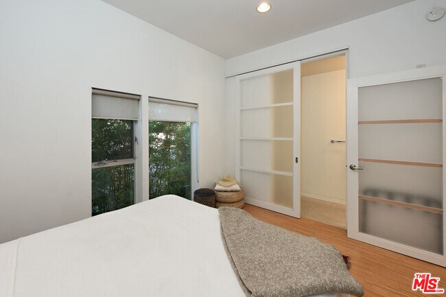 Building Photo - 1140 N Formosa Ave