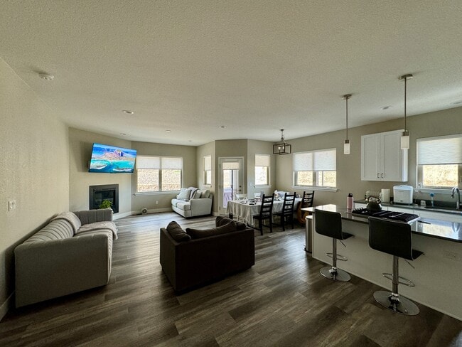 Building Photo - 6859 Surrey Trail