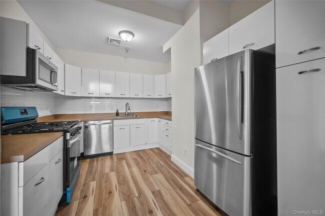 Building Photo - 520 Ashford Ave