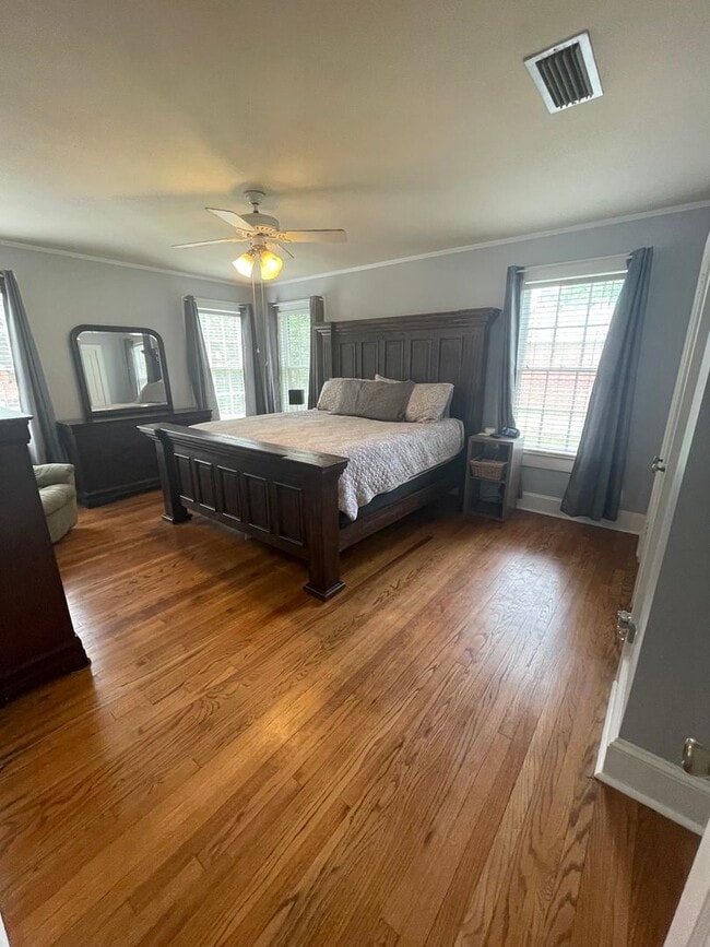 Building Photo - Spacious South Highlands 2 Bedroom Home with flex rooms!
