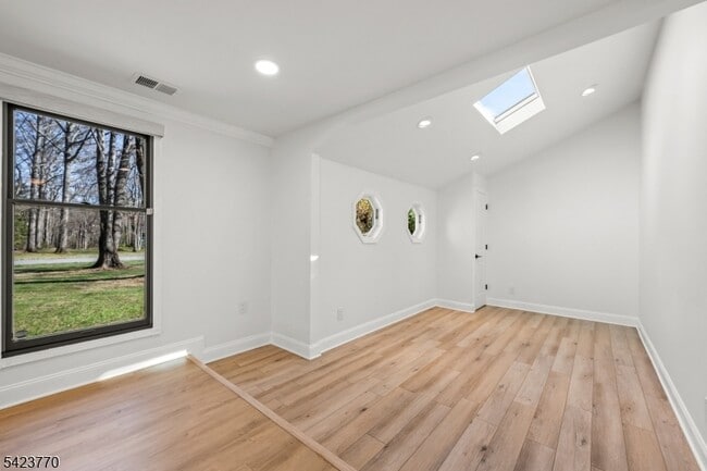 Building Photo - 27 Meadowview Rd