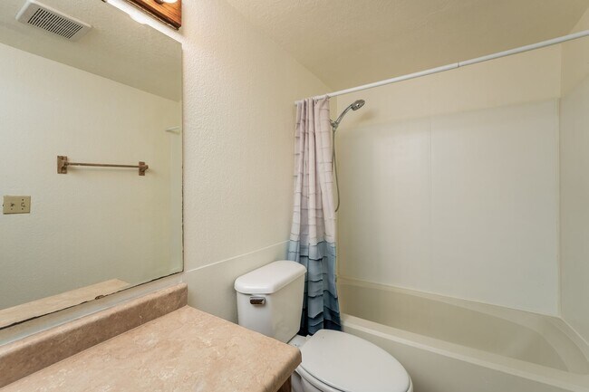 Building Photo - 2 Bedroom 2 Bathroom Sits Right on the Sho...