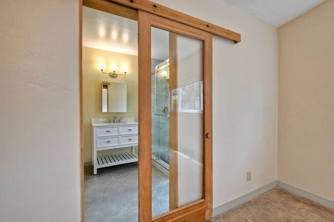 Building Photo - Coastal Living - Minutes from the Beach