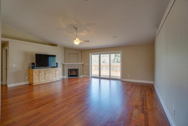 Building Photo - BEAUIFUL RAMBLER IN SOUTHVIEW HEIGHTS