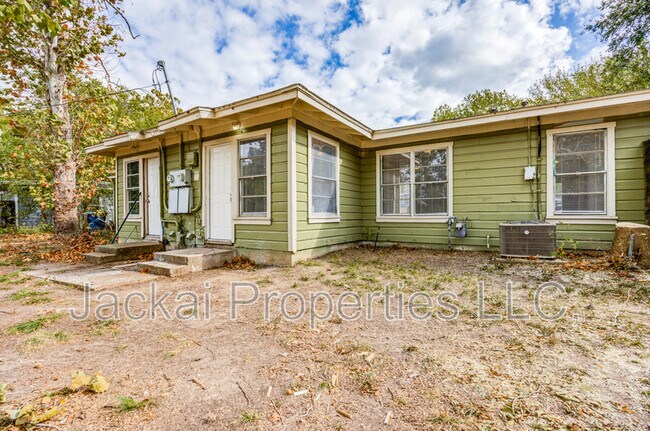 Building Photo - 15 MacArthur Dr