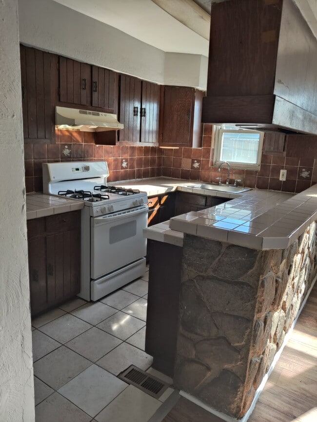 Building Photo - 6546 Theodore St