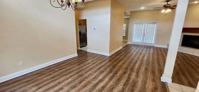 Building Photo - Great Home and Location-Available Now!