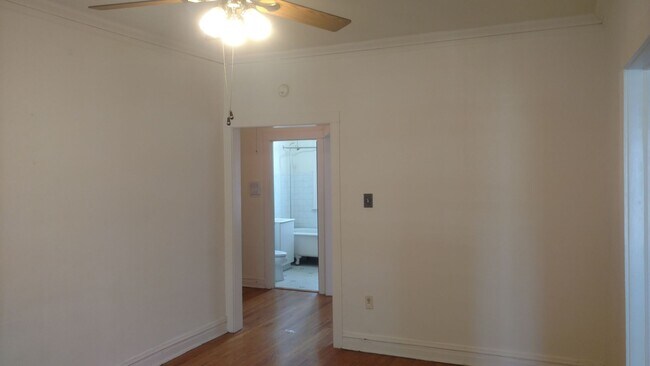 Building Photo - Charming Roscoe Village 1 Bedroom - Recently redone bathroom! Refinished hardwood floors!