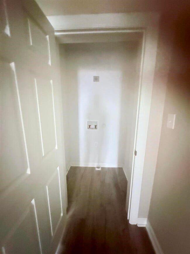 Building Photo - 2105 Laurel Ave