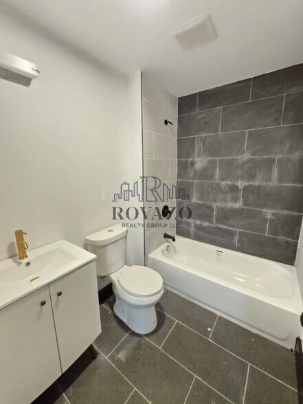 Building Photo - 11 Thomas St