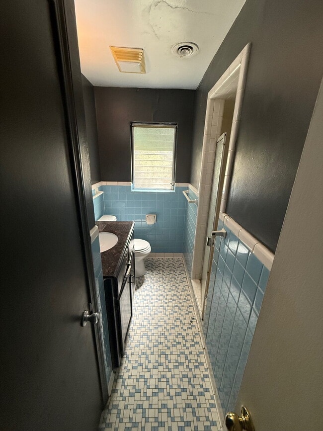 Building Photo - Charming cottage near the heart of Springhill. Home features 3 bedrooms, 1 bath and a fenced yard...