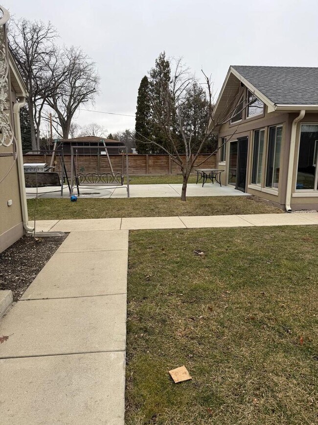 Building Photo - 4N150 Hawthorne Ave