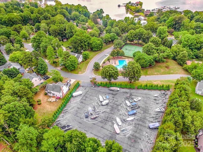 Building Photo - 169 Southhaven Dr