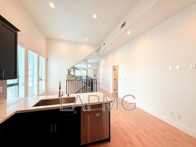 Building Photo - 3414 London St