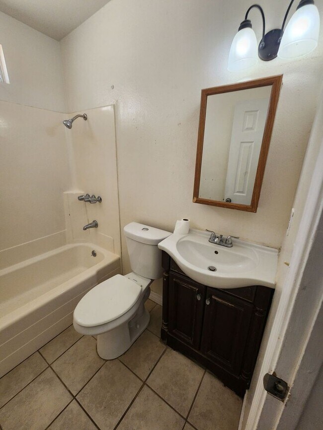 Building Photo - Ocotillo Ave Apt 5826-5828