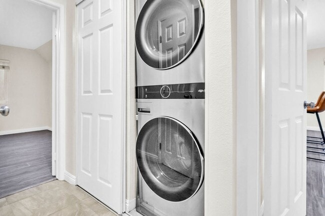 Building Photo - Beautiful one bedroom/one bath in the Verano community at UTC! Close to so much!