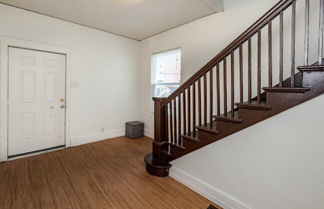 Building Photo - 213 Waugh St